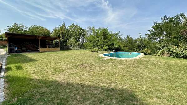 Garten hinter dem Haus - Einfamilienhaus in 06618 Naumburg mit 284m² kaufen