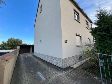 Hofeinfahrt mit Carport - Zweifamilienhaus in 06667 Weißenfels mit 170m² kaufen
