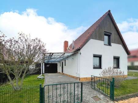 Ansicht mit Toreinhahrt - Einfamilienhaus in 06729 Elsteraue mit 100m² kaufen