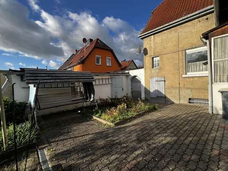 Rückansicht mit Hof und Garage - Einfamilienhaus in 06862 Dessau-Roßlau mit 95m² kaufen