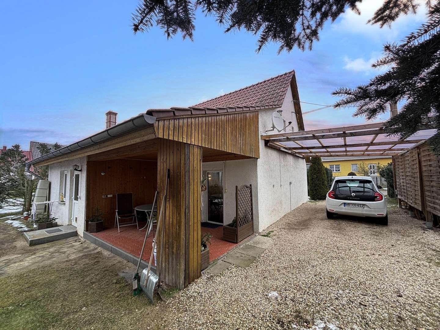 seitl. Blick mit Carport