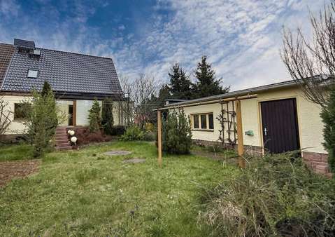 Rückansicht und Garten - Doppelhaushälfte in 06862 Dessau-Roßlau mit 115m² kaufen