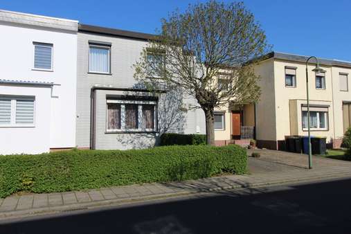Vorderansicht - Reihenmittelhaus in 06849 Dessau-Roßlau mit 133m² kaufen