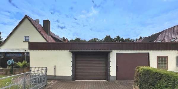 Straßenansicht mit Garage Straßenansicht mit Garage - Reihenendhaus in 06862 Dessau-Roßlau mit 76m² kaufen