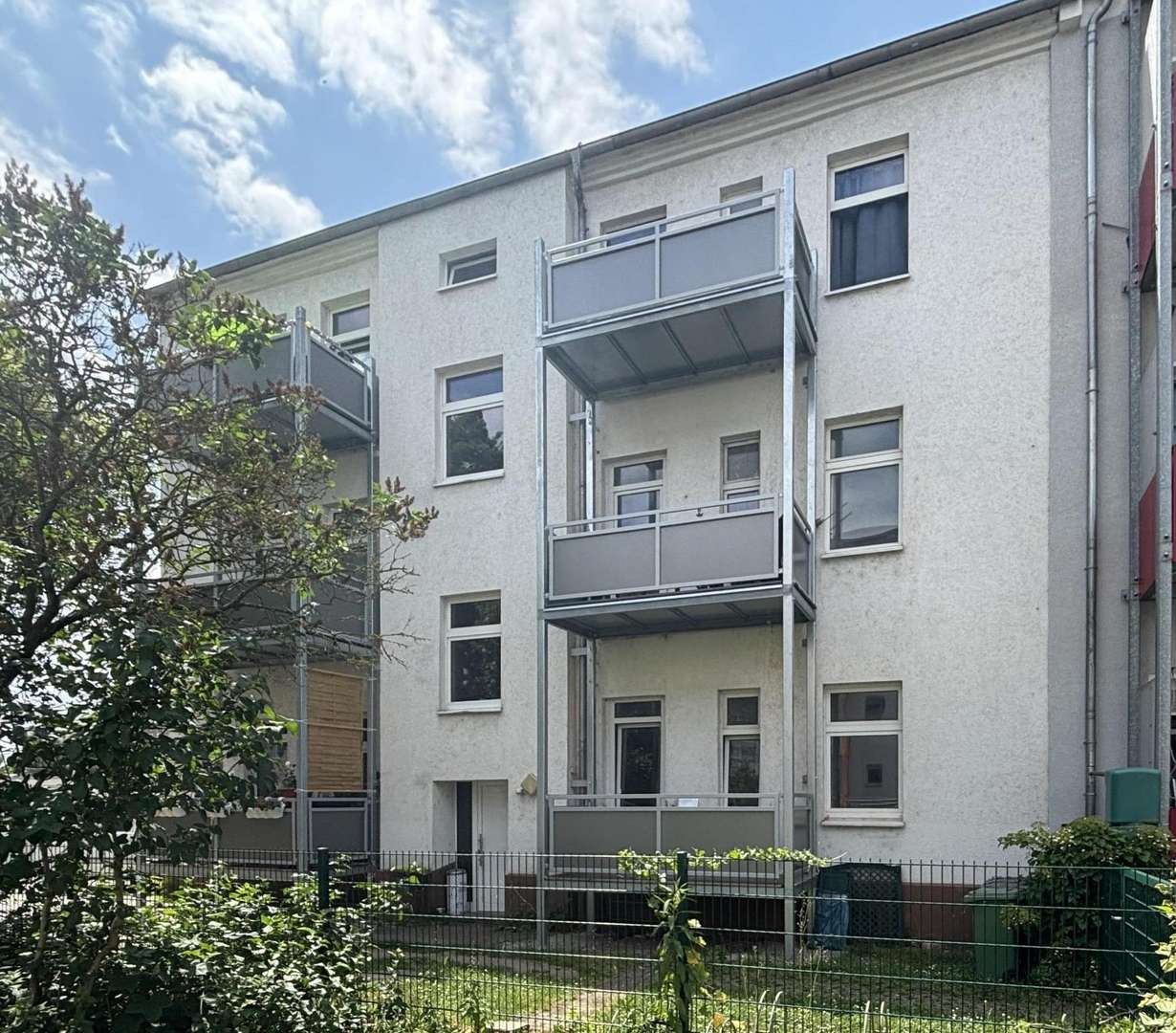 Rückansicht mit Balkonen - Mehrfamilienhaus in 06842 Dessau-Roßlau mit 434m² als Kapitalanlage kaufen