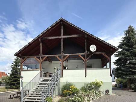 Rückansicht mit Terrasse - Einfamilienhaus in 06844 Dessau-Roßlau mit 111m² kaufen