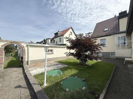Haus rückseitig mit Weg zum Garten - Doppelhaushälfte in 06846 Dessau-Roßlau mit 111m² kaufen