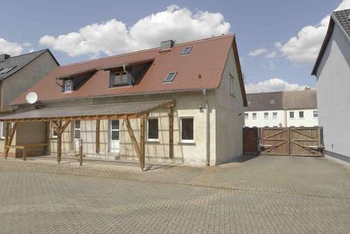 Rückansicht mit elektrischem Tor - Zweifamilienhaus in 06846 Dessau-Roßlau mit 190m² kaufen