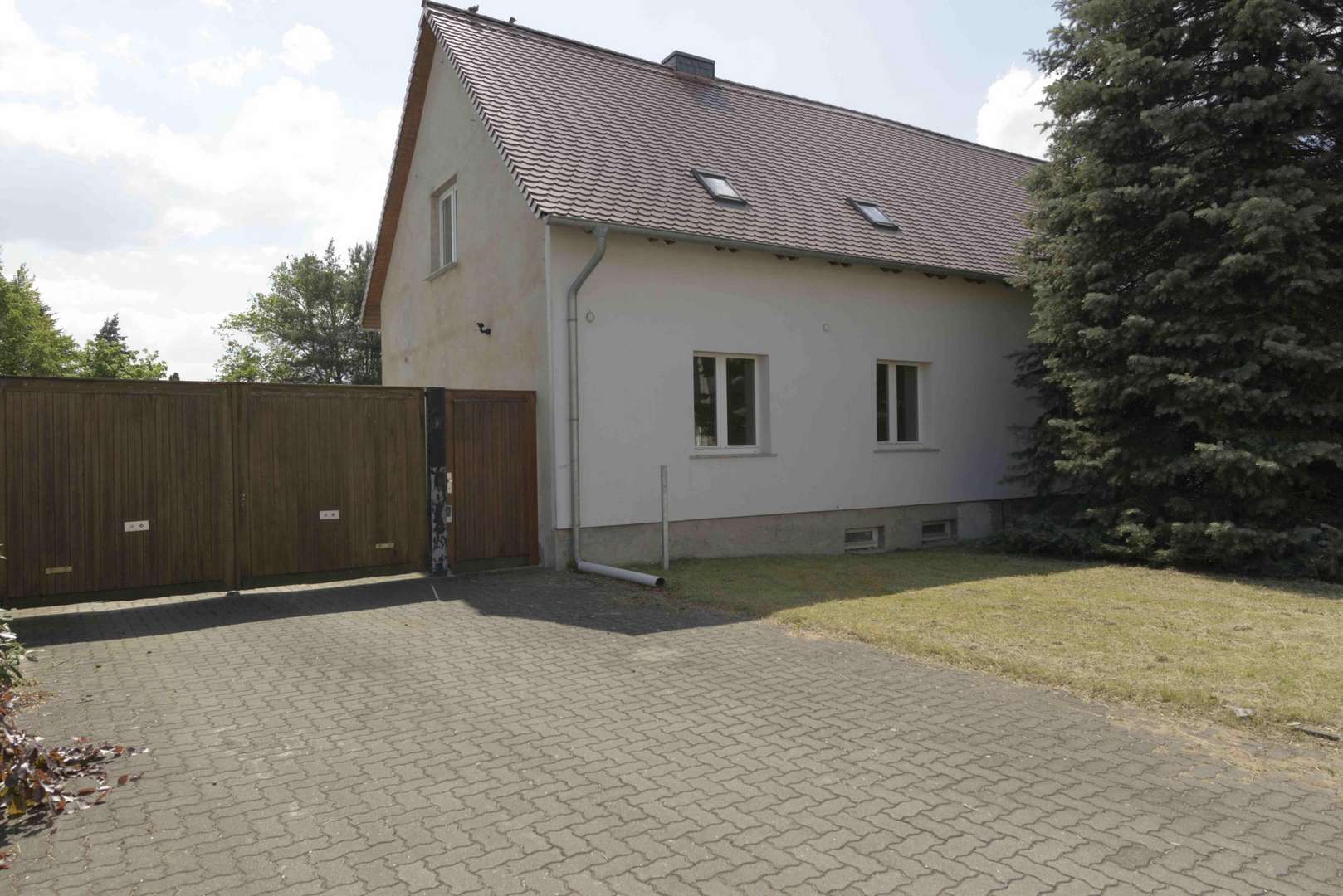 Vorderansicht mit Toreinfahrt - Zweifamilienhaus in 06846 Dessau-Roßlau mit 190m² kaufen