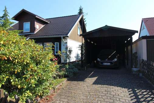 Ansicht von vorn mit Carport - Einfamilienhaus in 06779 Raguhn-Jeßnitz mit 132m² kaufen