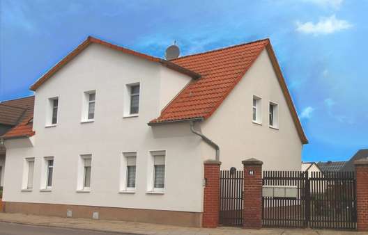 Straßenansicht mit Toreinfahrt - Mehrfamilienhaus in 06846 Dessau-Roßlau mit 143m² als Kapitalanlage kaufen