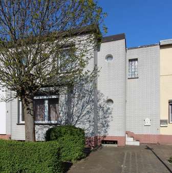 Hauseingang - Reihenmittelhaus in 06849 Dessau-Roßlau mit 133m² kaufen