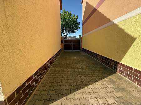 Einfahrt zum Hof Einfahrt zum Hof - Doppelhaushälfte in 06803 Bitterfeld-Wolfen mit 98m² kaufen