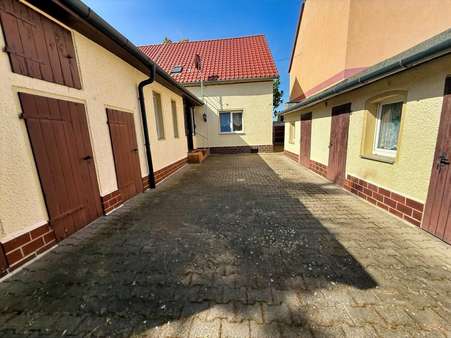 Innenhof mit Nebengelass Innenhof mit Nebengelass - Doppelhaushälfte in 06803 Bitterfeld-Wolfen mit 98m² kaufen