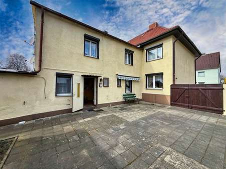 Außenansicht vom Hof - Einfamilienhaus in 06766 Bitterfeld-Wolfen mit 115m² kaufen