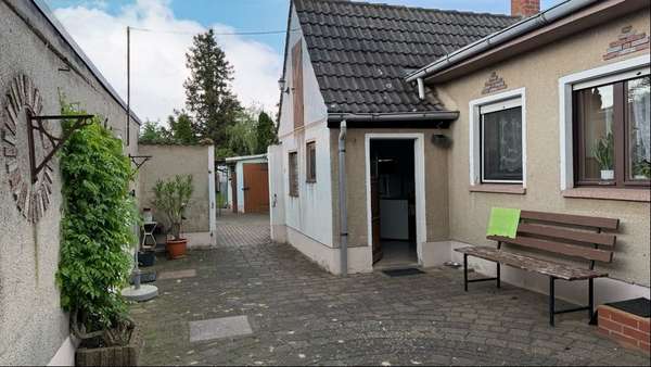 Foto-Innenhof Foto-Innenhof - Zweifamilienhaus in 06385 Aken mit 75m² kaufen