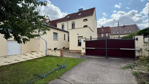 Familienheim auf großem Grundstück