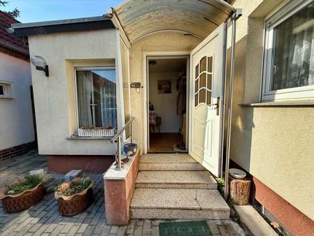 Eingangsbereich Hof - Einfamilienhaus in 06766 Bitterfeld-Wolfen mit 102m² kaufen
