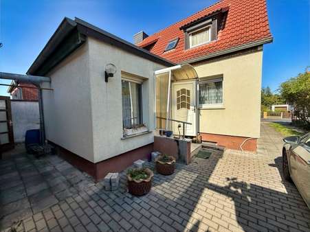 Eingangsbereich Hof - Einfamilienhaus in 06766 Bitterfeld-Wolfen mit 102m² kaufen
