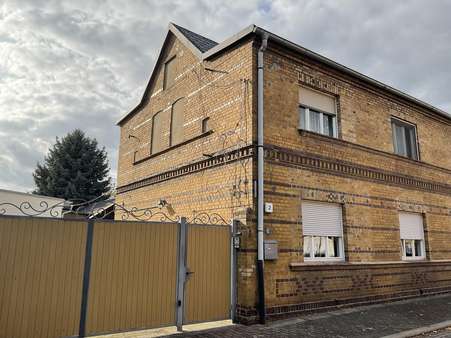 Seitenansicht - Zweifamilienhaus in 06808 Bitterfeld-Wolfen mit 170m² kaufen