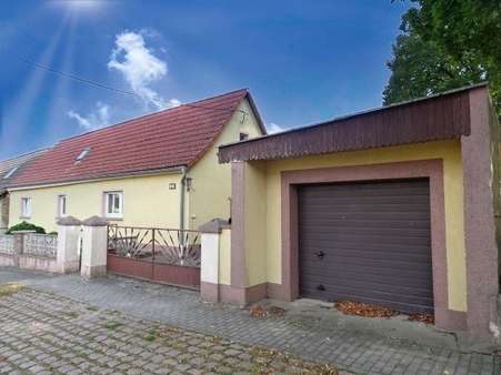 Foto-Straßenansicht und Garage - Einfamilienhaus in 06386 Osternienburger Land mit 85m² kaufen