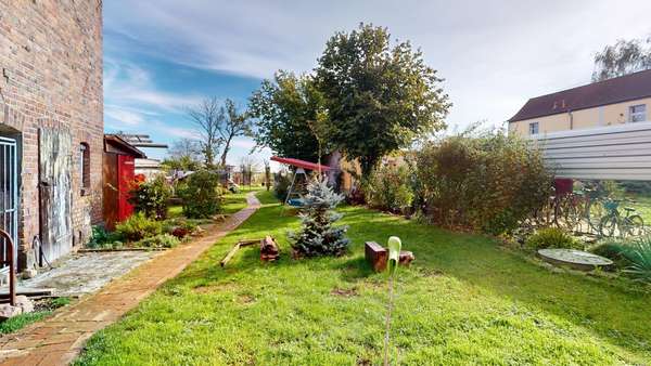 Blick in den Garten - Einfamilienhaus in 06688 Weißenfels mit 300m² kaufen