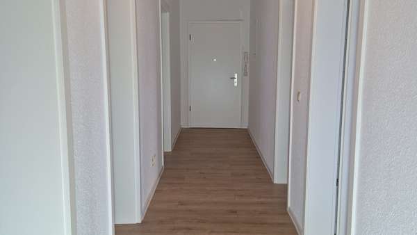 Flur Richtung Eingang - Etagenwohnung in 06110 Halle mit 77m² kaufen