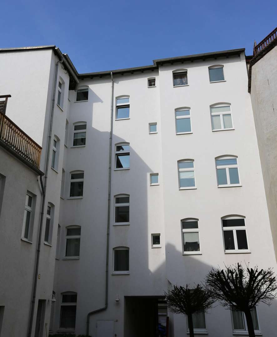 Hausansicht vom Hof gesamt - Dachgeschosswohnung in 06114 Halle mit 59m² kaufen