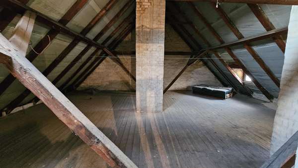 Blick in den Dachboden - Mehrfamilienhaus in 06118 Halle mit 452m² kaufen