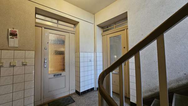 Hausflur - Wohnungseingänge - Mehrfamilienhaus in 06118 Halle mit 452m² kaufen