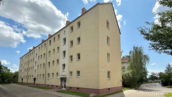 Außenansicht Hauseingangsseite Außenansicht Hauseingangsseite - Dachgeschosswohnung in 06118 Halle mit 62m² kaufen