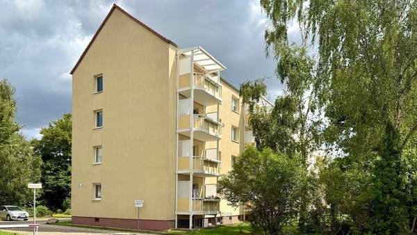 Außenansicht mit Balkonen Außenansicht mit Balkonen - Dachgeschosswohnung in 06118 Halle mit 62m² kaufen