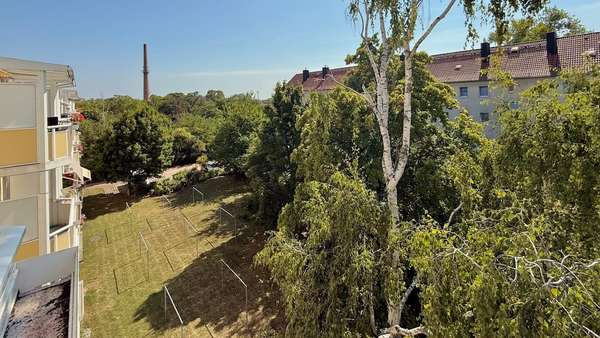 Blick vom Südbalkon auf die Grünanlagen Blick vom Südbalkon auf die Grünanlagen - Dachgeschosswohnung in 06118 Halle mit 62m² kaufen