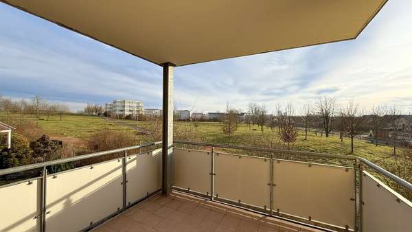 Unverbauter Blick vom Balkon Unverbauter Blick vom Balkon - Etagenwohnung in 06120 Halle mit 82m² kaufen