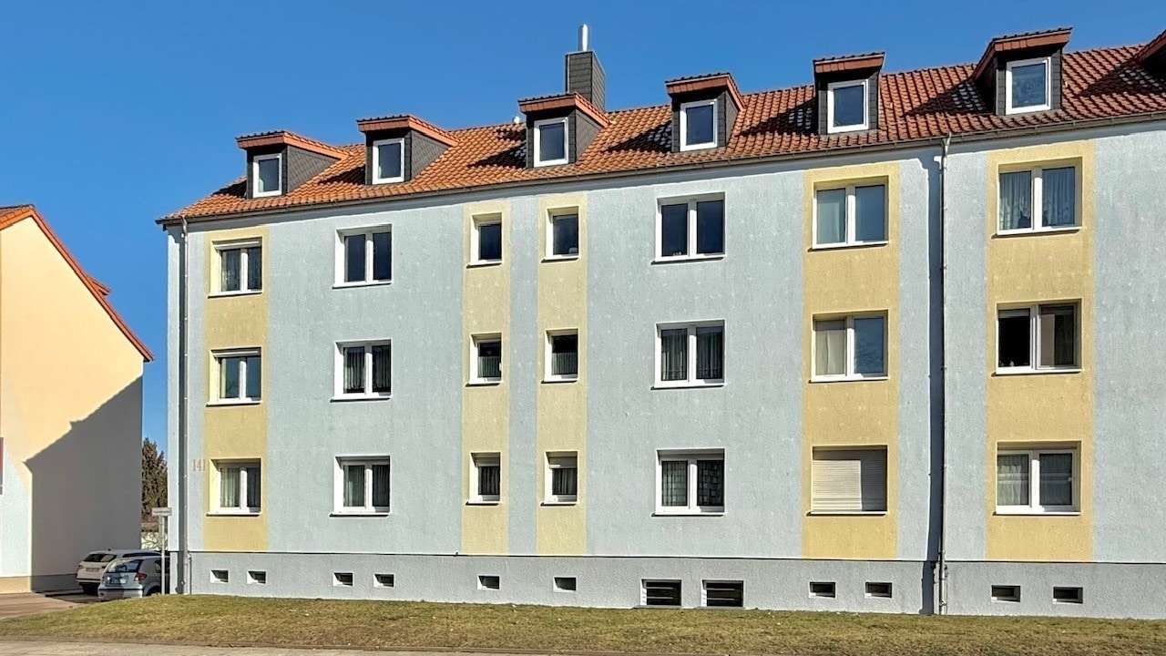 Straßenansicht des Wohnhauses - Etagenwohnung in 06118 Halle mit 49m² kaufen