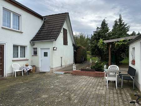 Hof, Anbau und Nebengelass Hof, Anbau und Nebengelass - Doppelhaushälfte in 06632 Gröst mit 135m² kaufen