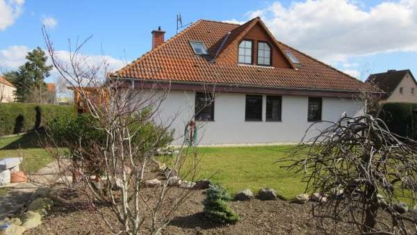 Hausansicht vom Garten - Bungalow in 06188 Landsberg mit 165m² kaufen