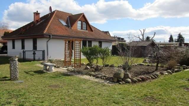 Hausansicht vom Garten - Bungalow in 06188 Landsberg mit 165m² kaufen