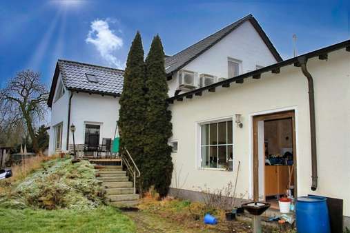 Seitenansicht mit Terrasse - Einfamilienhaus in 06237 Leuna mit 175m² kaufen