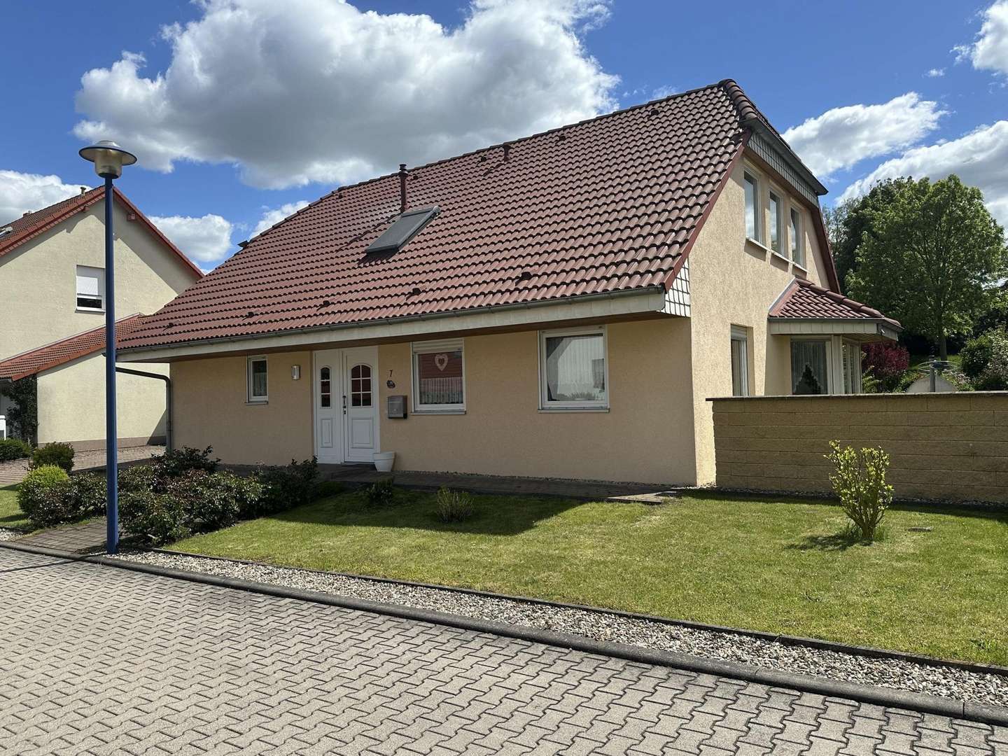 Straßenansicht 1 - Einfamilienhaus in 06268 Querfurt mit 164m² kaufen