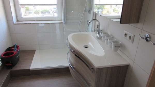 Bad mit Dusche - Etagenwohnung in 06108 Halle mit 84m² kaufen