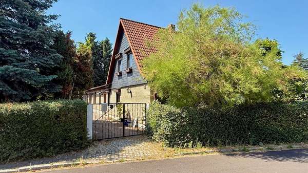 Einfahrt zum Grundstück - Doppelhaushälfte in 06118 Halle mit 113m² kaufen