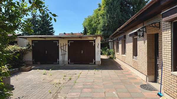 Garagen im Hofbereich - Doppelhaushälfte in 06118 Halle mit 113m² kaufen