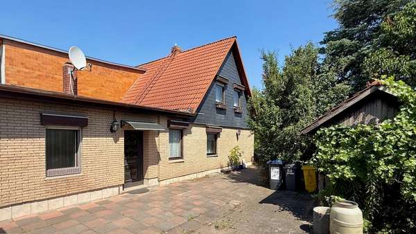 Hofbereich mit Hauseingang - Doppelhaushälfte in 06118 Halle mit 113m² kaufen
