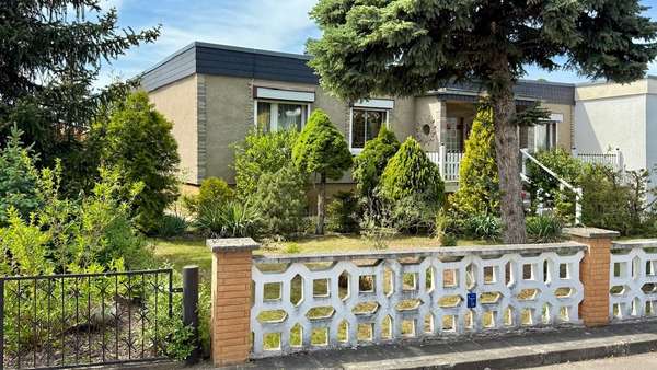 Straßenansicht mit Vorgarten Straßenansicht mit Vorgarten - Einfamilienhaus in 06118 Halle mit 130m² kaufen