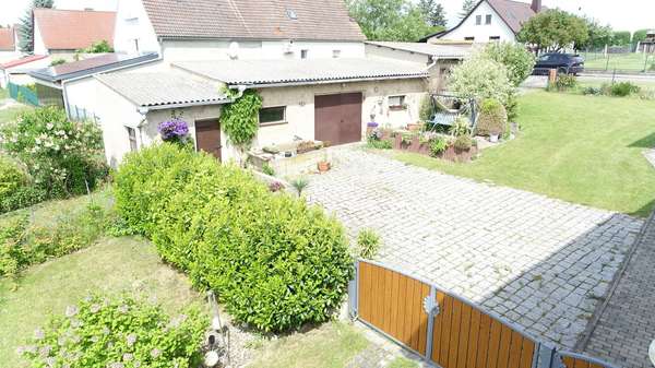 Hof und Garagen - Zweifamilienhaus in 06268 Querfurt mit 220m² kaufen