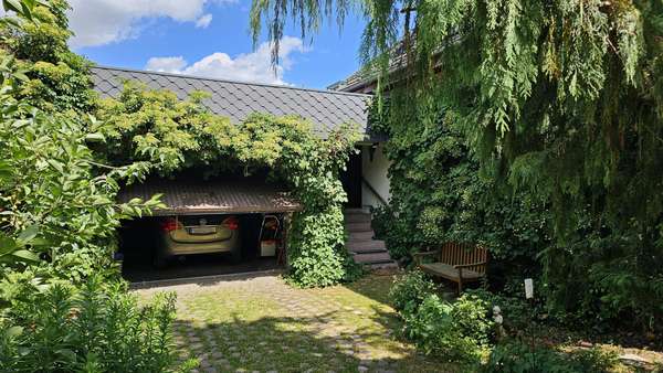 Blick auf die Garage und den Hauseingangsbereich - Einfamilienhaus in 06198 Salzatal mit 231m² kaufen