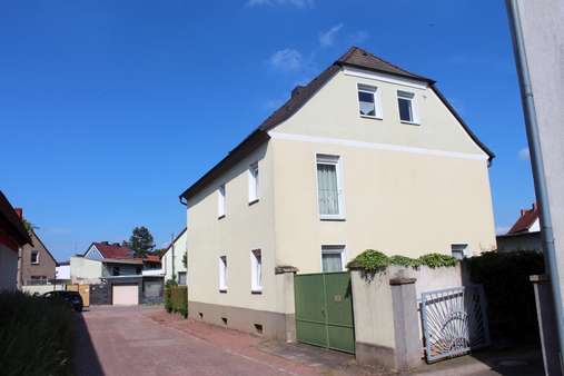 Seitenansicht mit Einfahrt Seitenansicht mit Einfahrt - Zweifamilienhaus in 06217 Merseburg mit 203m² kaufen