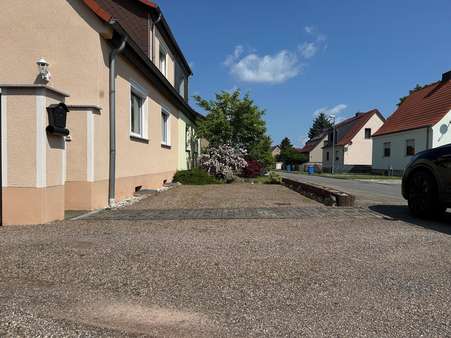 PKW-Stellplätze PKW-Stellplätze - Doppelhaushälfte in 06268 Barnstädt mit 170m² kaufen
