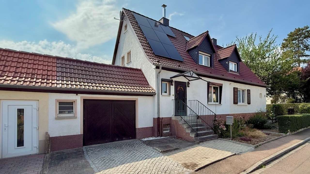 Hausansicht und Garagenzufahrt Hausansicht und Garagenzufahrt - Doppelhaushälfte in 06120 Halle mit 90m² kaufen